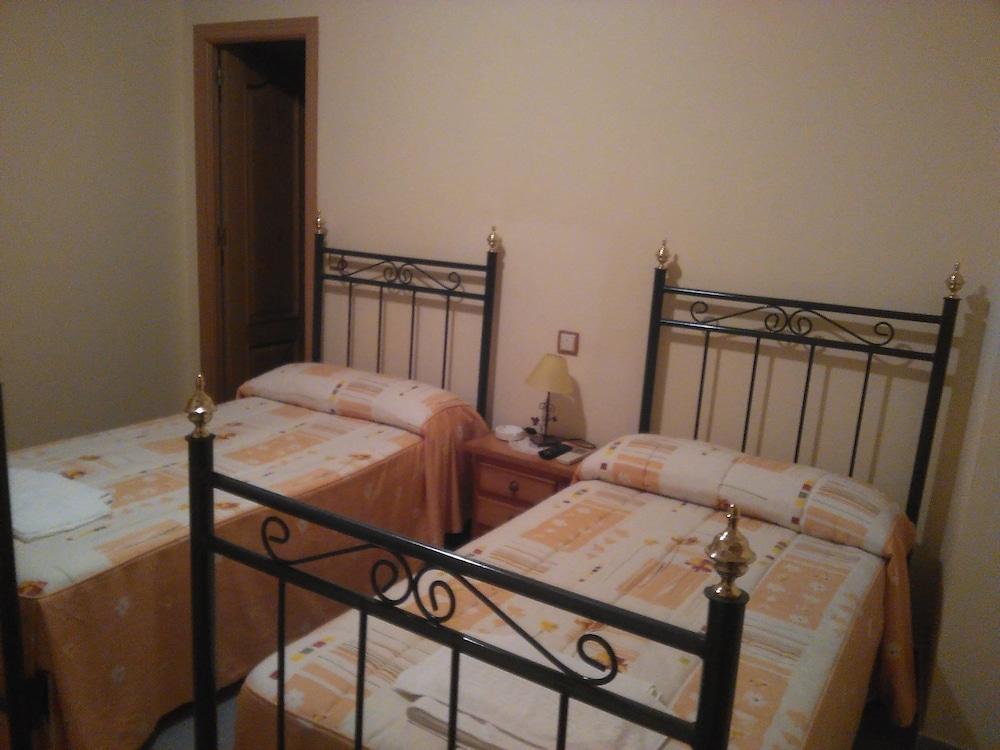 Hostal Miraflor De Las Cadenas Cuacos De Yuste Luaran gambar